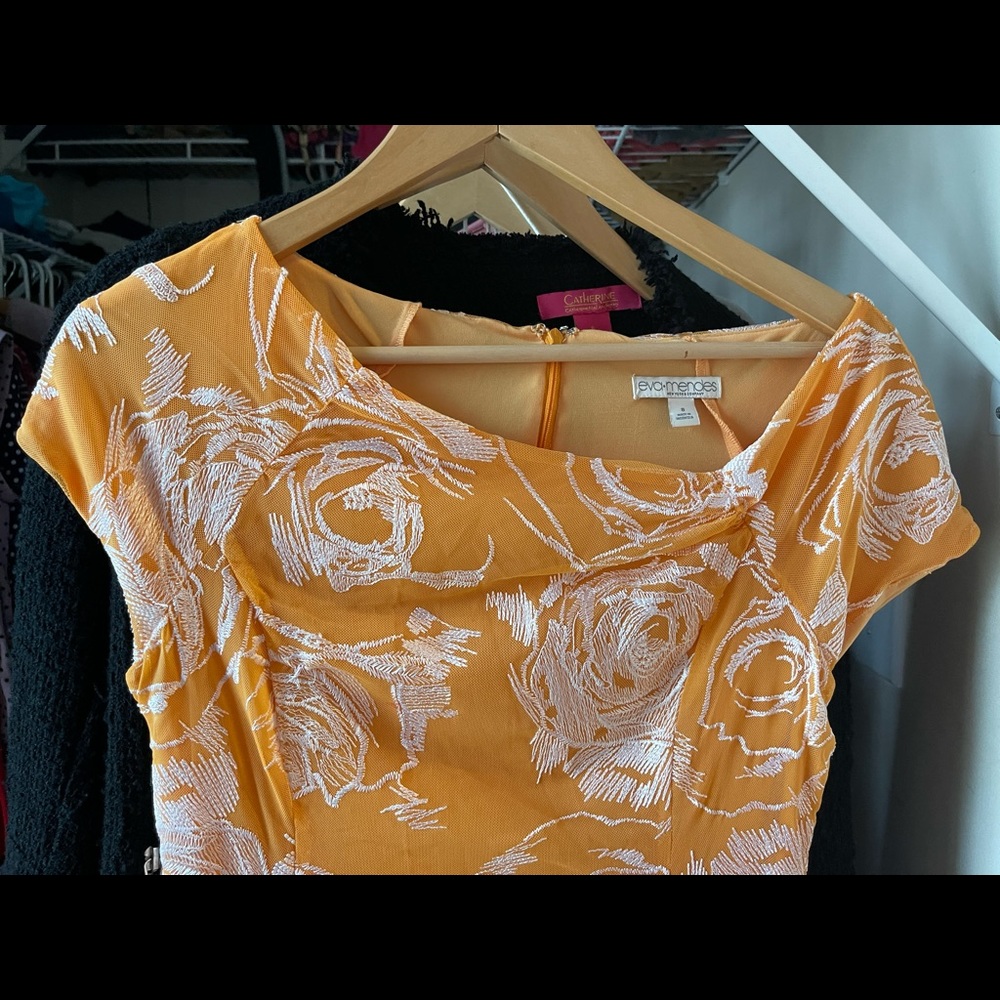 Gorgeous color! Mendes Figure hugging dress